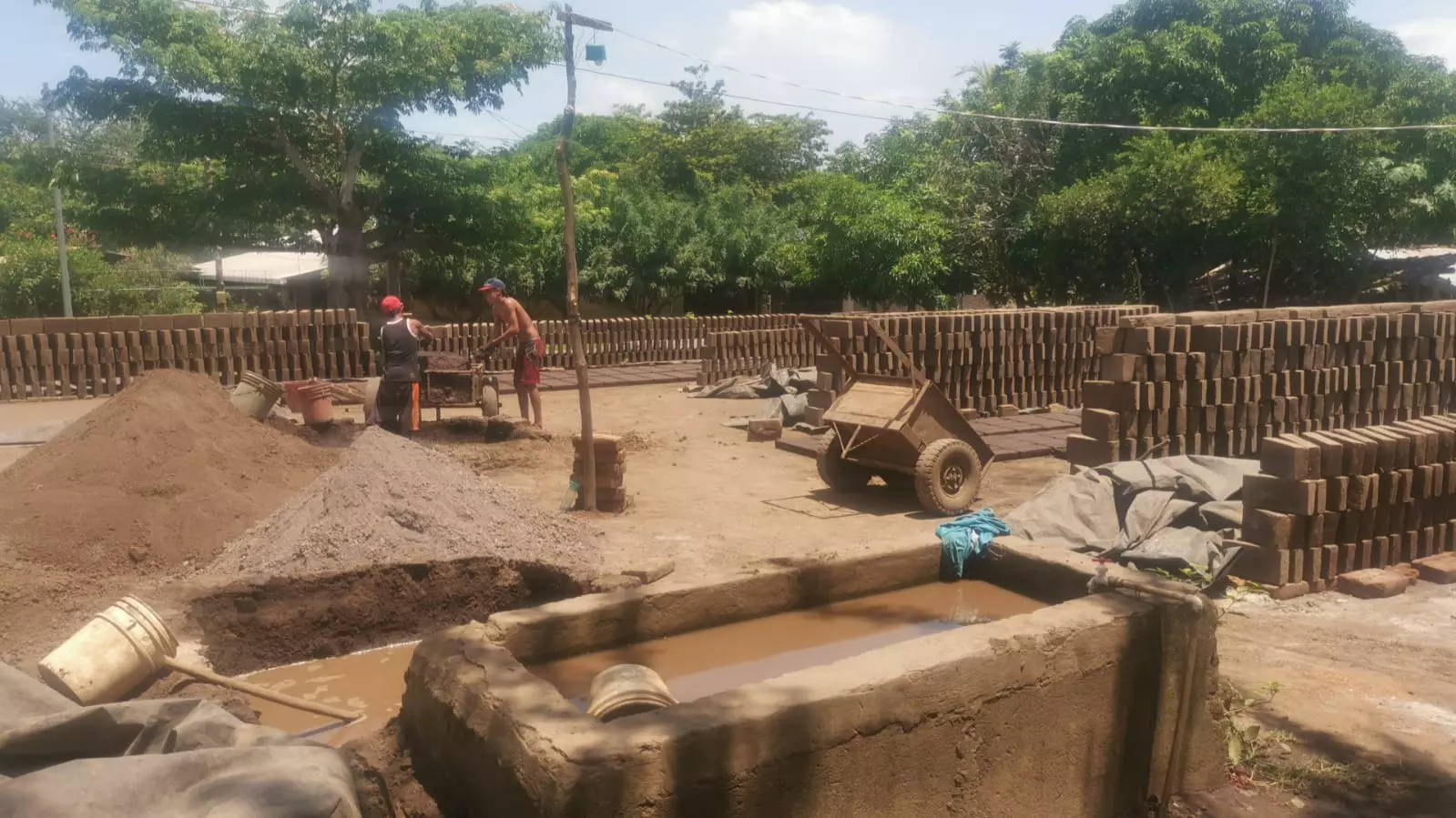 Jóvenes de La Paz Centro elaboran a mano los ladrillos de barro de Nicaladrillo, un oficio sostenible que impulsa el empleo local y apoya a las familias de la comunidad.
