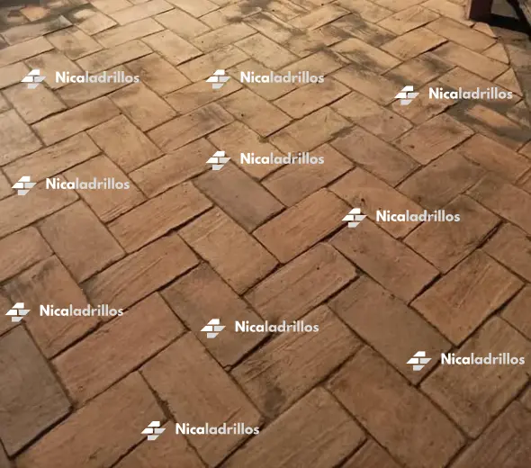 Piso rústico elaborado con ladrillo cuarterón y sapito de barro – Nicaraladrillos