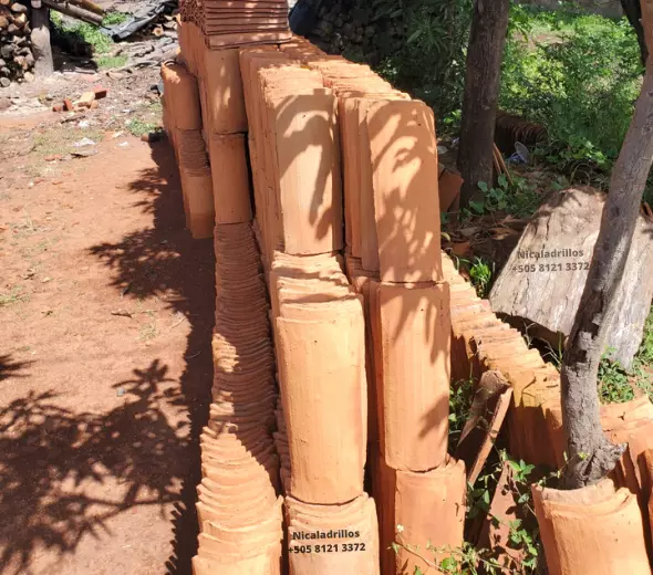 Tejas de barro tradicional apiladas de Nicaraladrillos en La Paz Centro