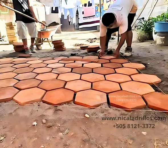 Detalle de la textura, instalación y acabado del Ladrillo Piso Hexagonal