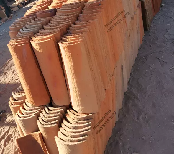 Tejas nicaragüense coloniales de barro apiladas y listas para su venta en La Paz Centro, Nicaragua: calidad garantizada para techos duraderos y resistentes