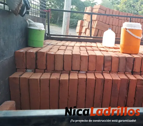 Camión cargado con ladrillos cuarterón de Nicaladrillos listo para entrega en Managua