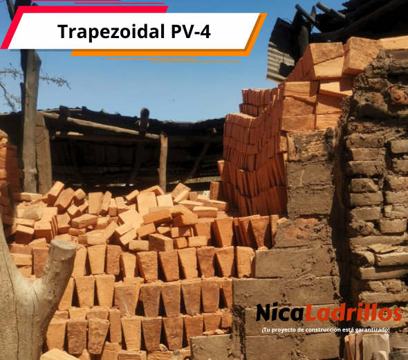 Horno artesanal en funcionamiento mostrando ladrillos trapezoidales PV4 recién fabricados por Nicaladrillos, destacando su color terracota uniforme y forma precisa